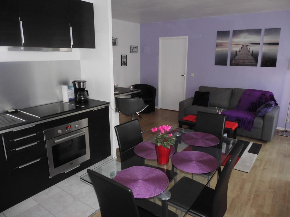 Living room, Decorative detail, Dining area