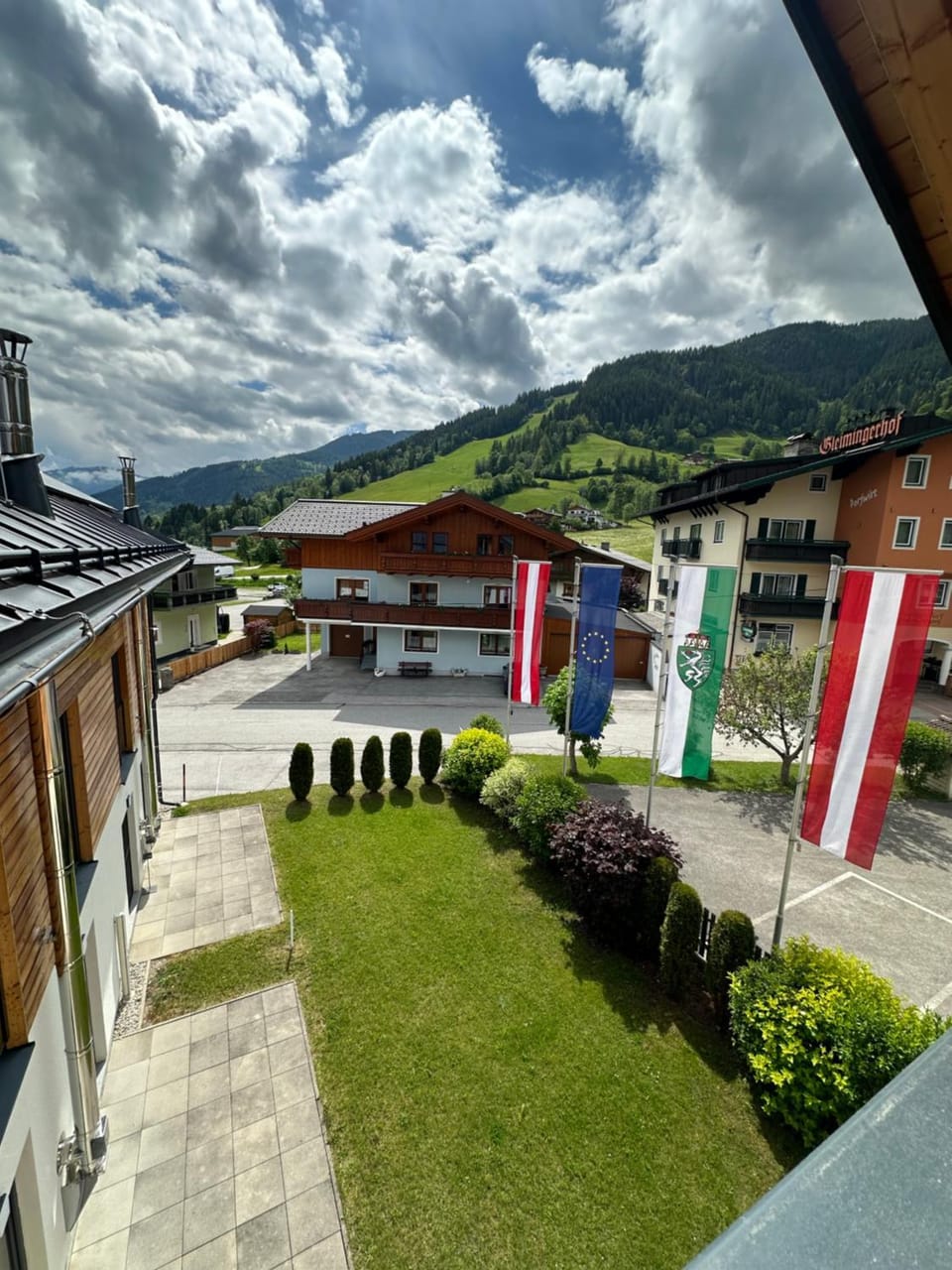 Property building, Spring, Day, Natural landscape, Summer, Garden, Garden view, Mountain view