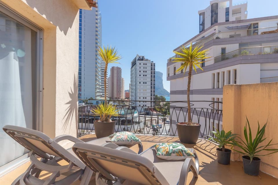 Property building, Balcony/Terrace, sunbed
