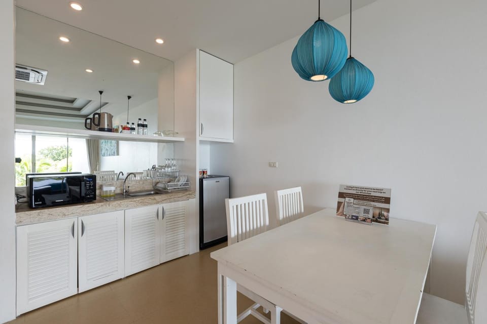 Dining area, microwave, minibar