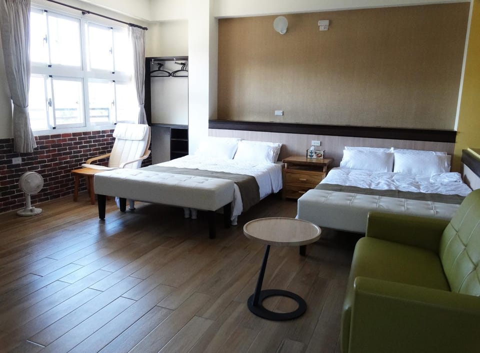 Photo of the whole room, Decorative detail, bunk bed