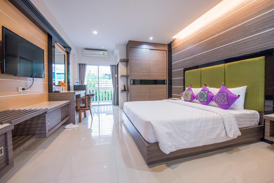 Day, Garden, TV and multimedia, Coffee/tea facilities, Balcony/Terrace, Balcony/Terrace, Photo of the whole room, Decorative detail, Decorative detail, Seating area, Bedroom, Garden view