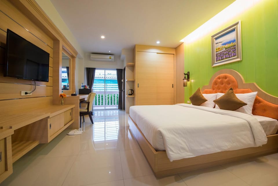 Garden, TV and multimedia, Coffee/tea facilities, Balcony/Terrace, Photo of the whole room, Decorative detail, Decorative detail, Seating area, Bedroom