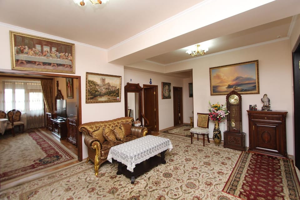 Photo of the whole room, Decorative detail, Seating area