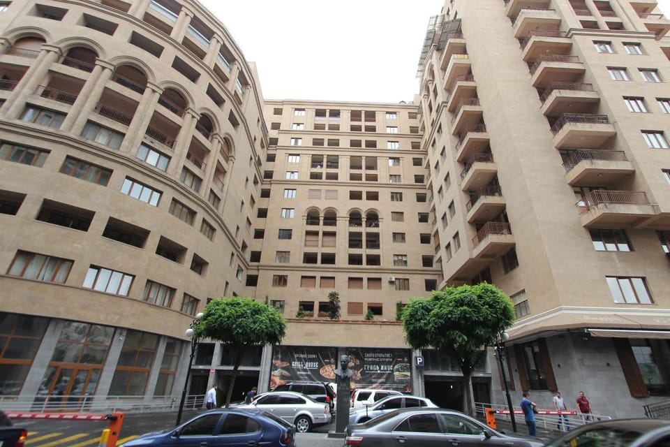 Property building, Nearby landmark, Facade/entrance, Neighbourhood