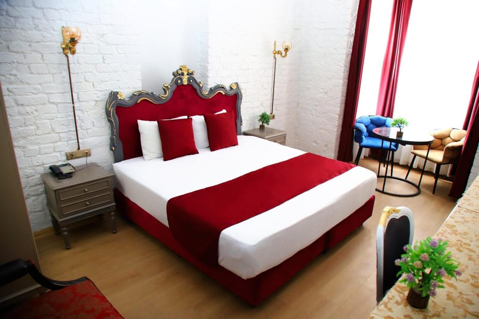 Bed, Living room, Photo of the whole room, Seating area, Bedroom