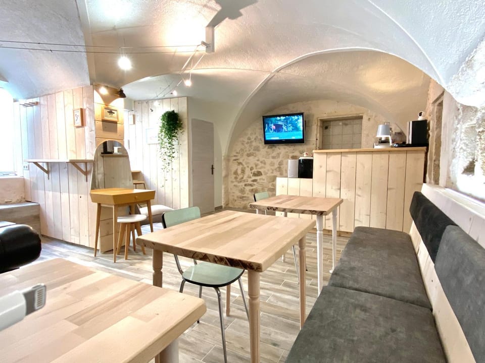 Seating area, Area and facilities