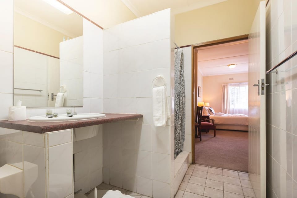 Shower, Toilet, Bathroom, Bath, towels