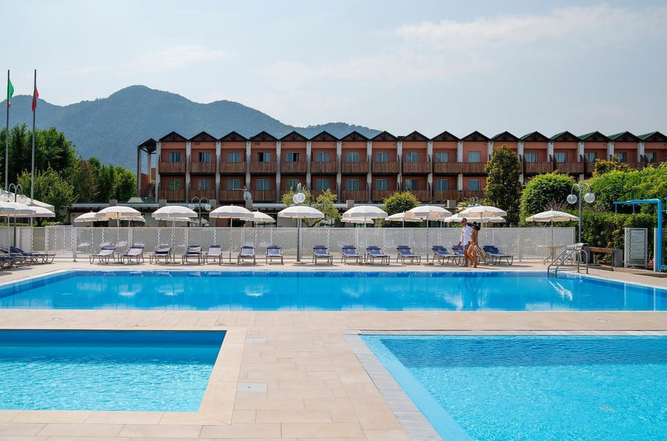 Pool view, Swimming pool, sunbed