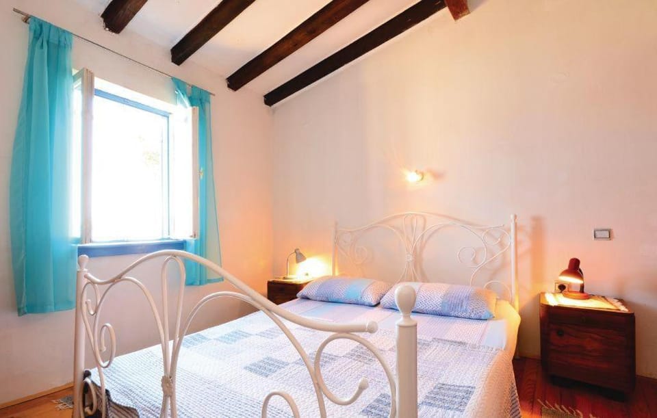 Property building, Bed, Bedroom, Sea view