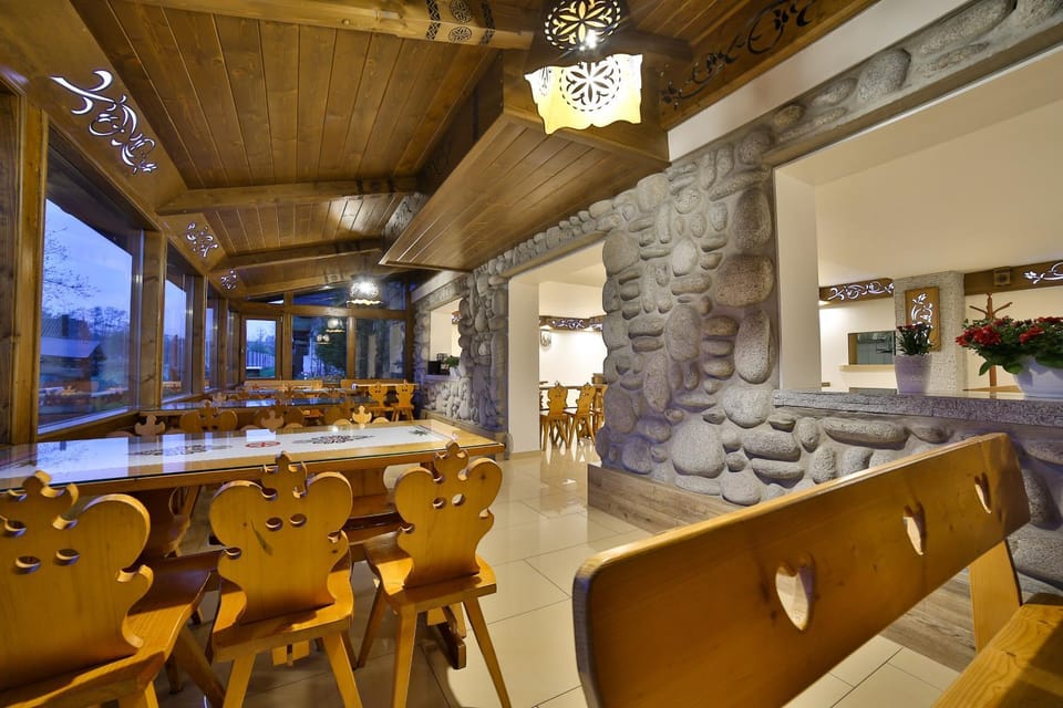View (from property/room), Dining area, Mountain view