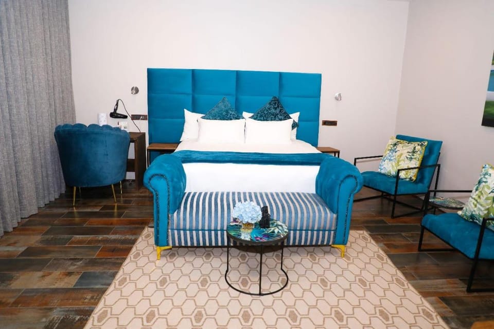 Bed, Photo of the whole room, Seating area, Bedroom