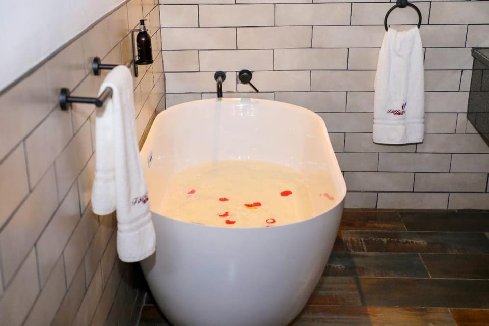Bathroom, Bath, towels