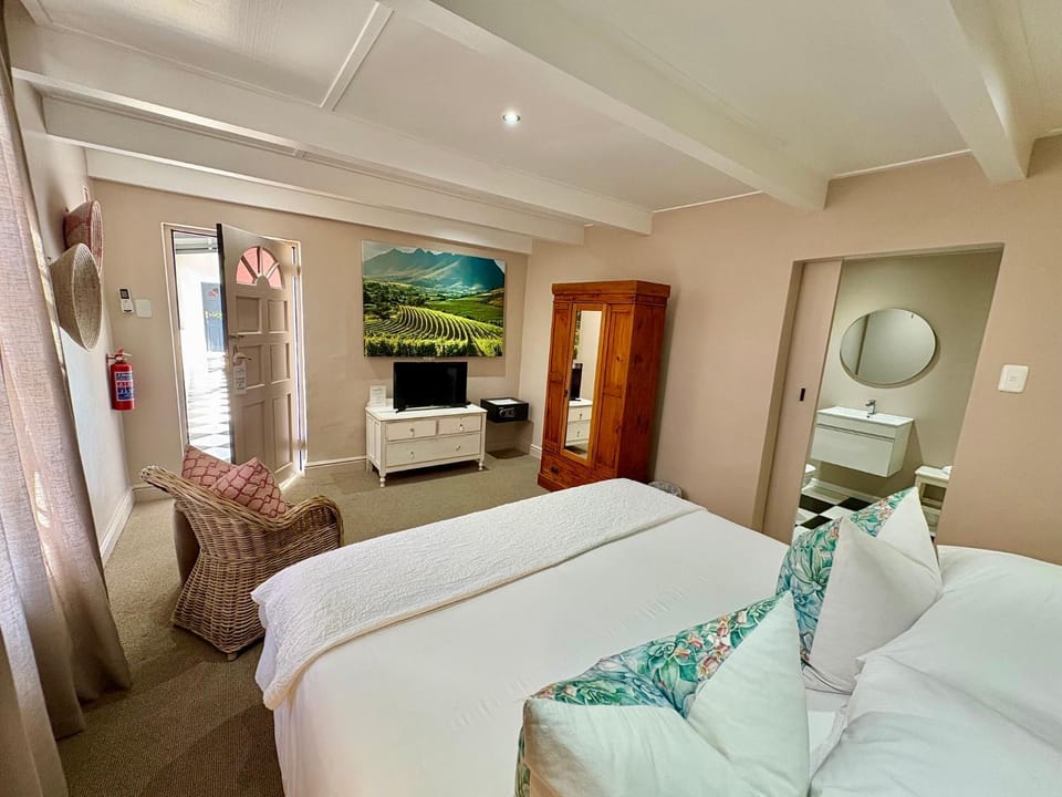 Bed, TV and multimedia, Photo of the whole room, Bedroom