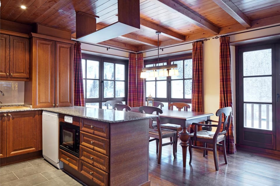 Kitchen or kitchenette, Dining area