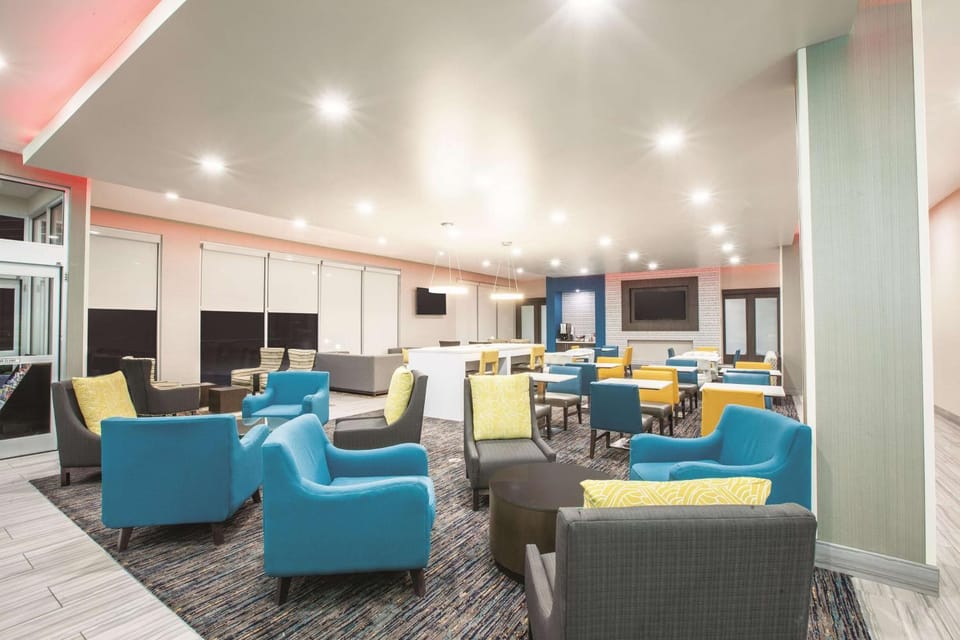 Restaurant/places to eat, Dining area, On site, Breakfast