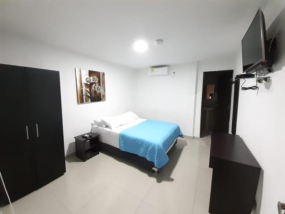 Bed, TV and multimedia, Photo of the whole room, Bedroom