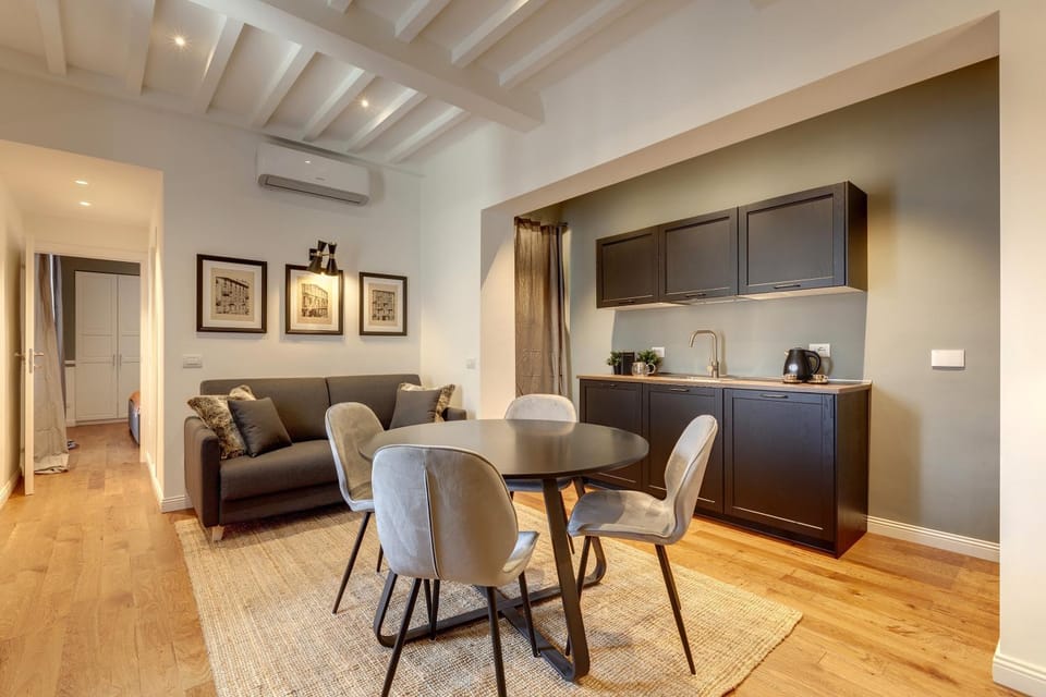 Kitchen or kitchenette, Living room, Seating area, Dining area
