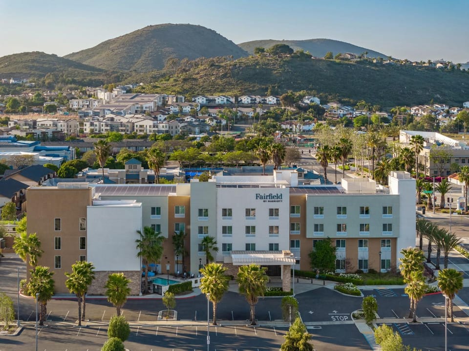 Property building, Day, Neighbourhood, Natural landscape, Bird's eye view, Mountain view, Location, Parking