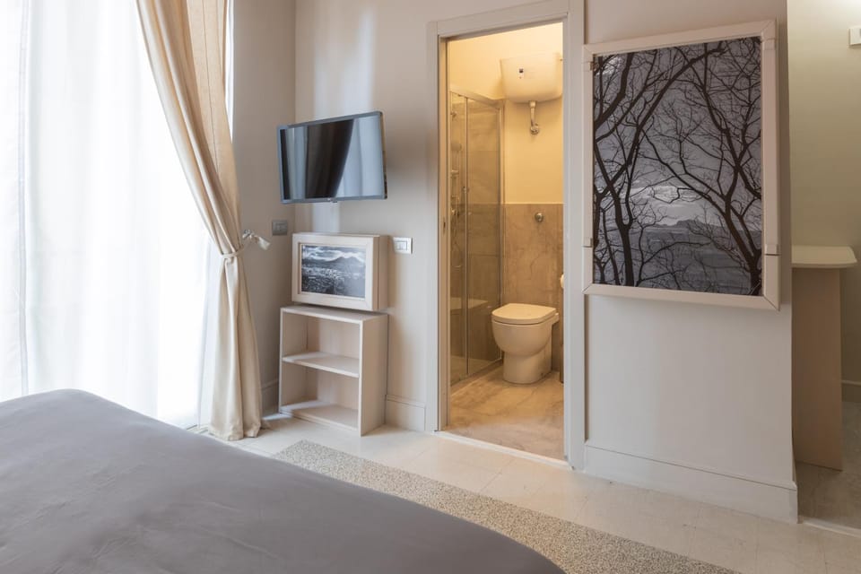 TV and multimedia, Photo of the whole room, Bedroom