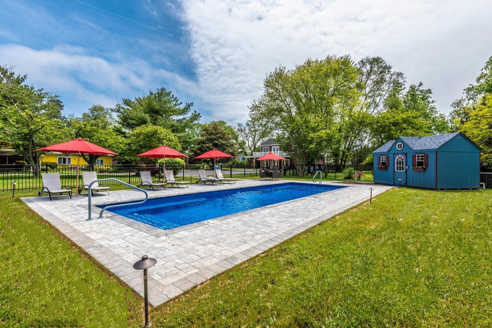 Property building, Spring, Natural landscape, Balcony/Terrace, Pool view, Swimming pool, Swimming pool, sunbed