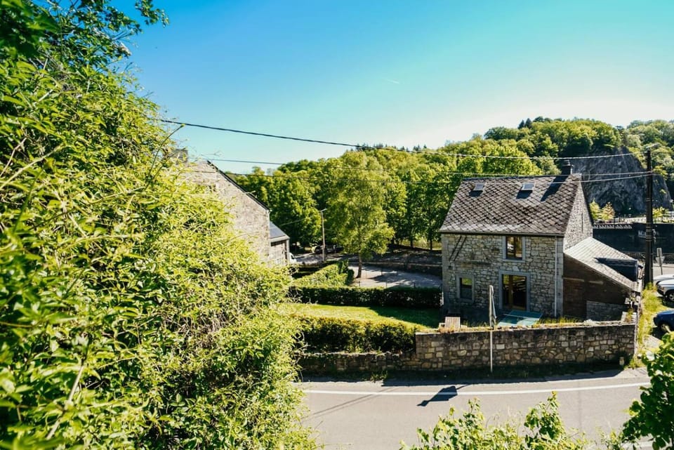 Facade/entrance, Neighbourhood