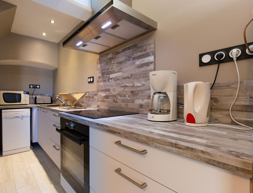 Coffee/tea facilities, dishwasher, stove, toaster, kitchen