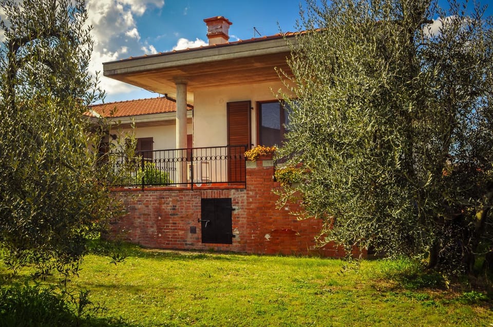 Facade/entrance, Balcony/Terrace