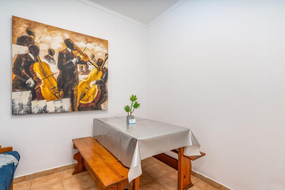 Spring, People, Winter, Summer, Living room, Decorative detail, Dining area, On site, Food, Guests, group of guests, Family