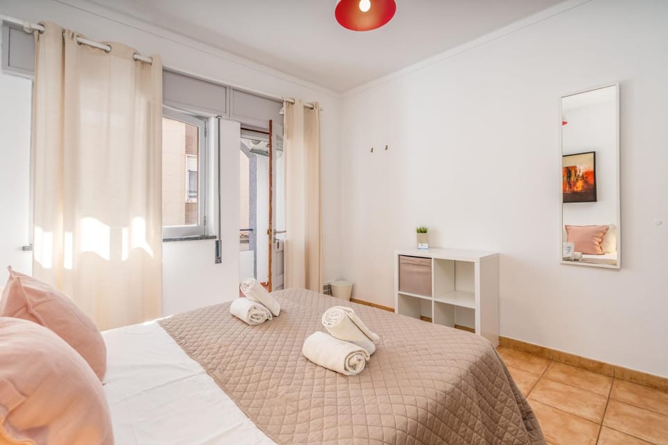 Spring, Bed, People, Winter, Summer, View (from property/room), Photo of the whole room, Decorative detail, Decorative detail, Bedroom, On site, Guests, children, older children, group of guests, Family, towels