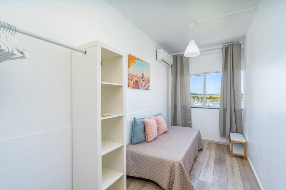 Spring, Bed, People, Winter, Summer, Photo of the whole room, Decorative detail, Decorative detail, Bedroom, Guests, River view, children, older children, group of guests, Family, towels, air conditioner