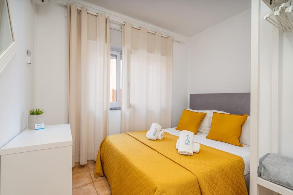 Spring, Bed, People, Winter, Summer, View (from property/room), Photo of the whole room, Decorative detail, Decorative detail, Bedroom, On site, Guests, children, older children, group of guests, Family, towels