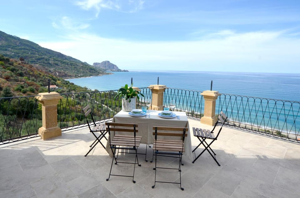 View (from property/room), Balcony/Terrace, Landmark view, Sea view