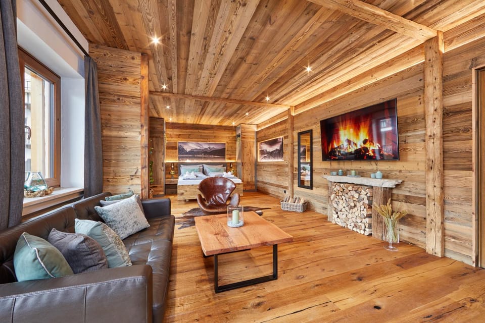 Balcony/Terrace, Seating area, Landmark view, Landmark view, Mountain view