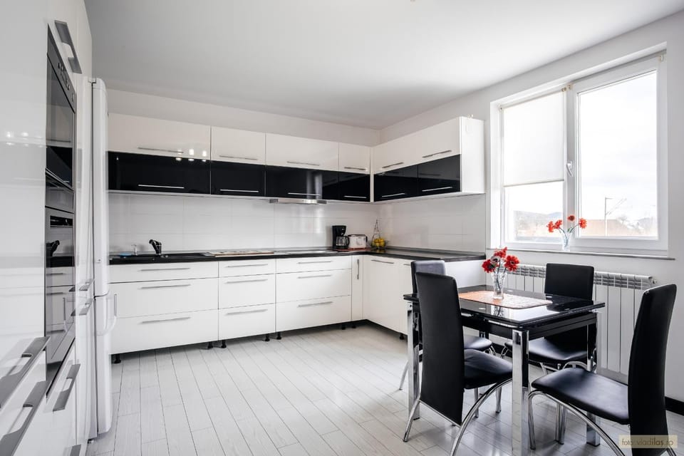 Kitchen or kitchenette, Dining area, minibar, pet friendly, stove