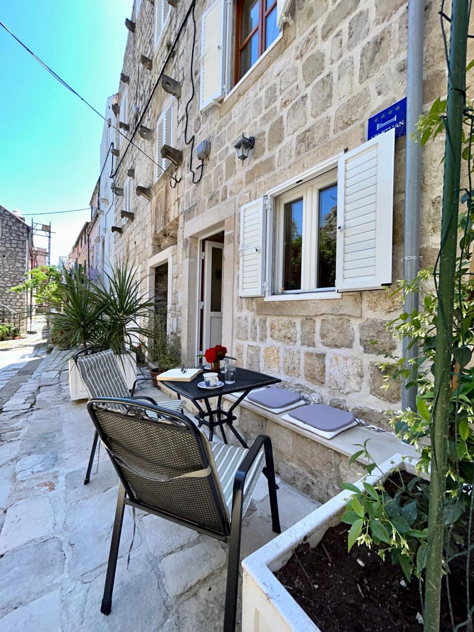Property building, Patio, Day, Balcony/Terrace, Seating area