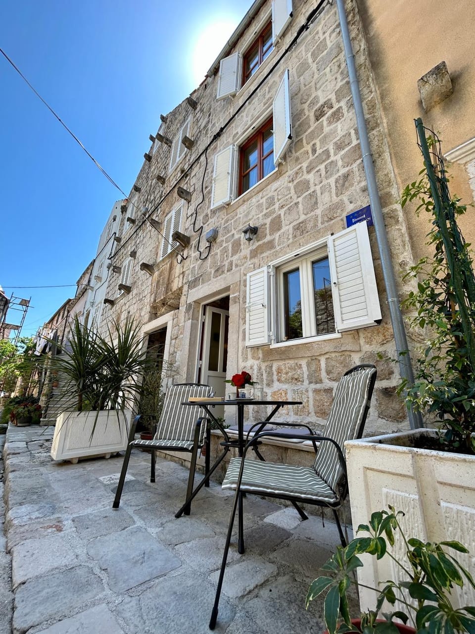 Property building, Patio, Day, Balcony/Terrace