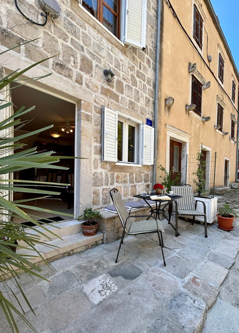Property building, Patio, Day, Balcony/Terrace