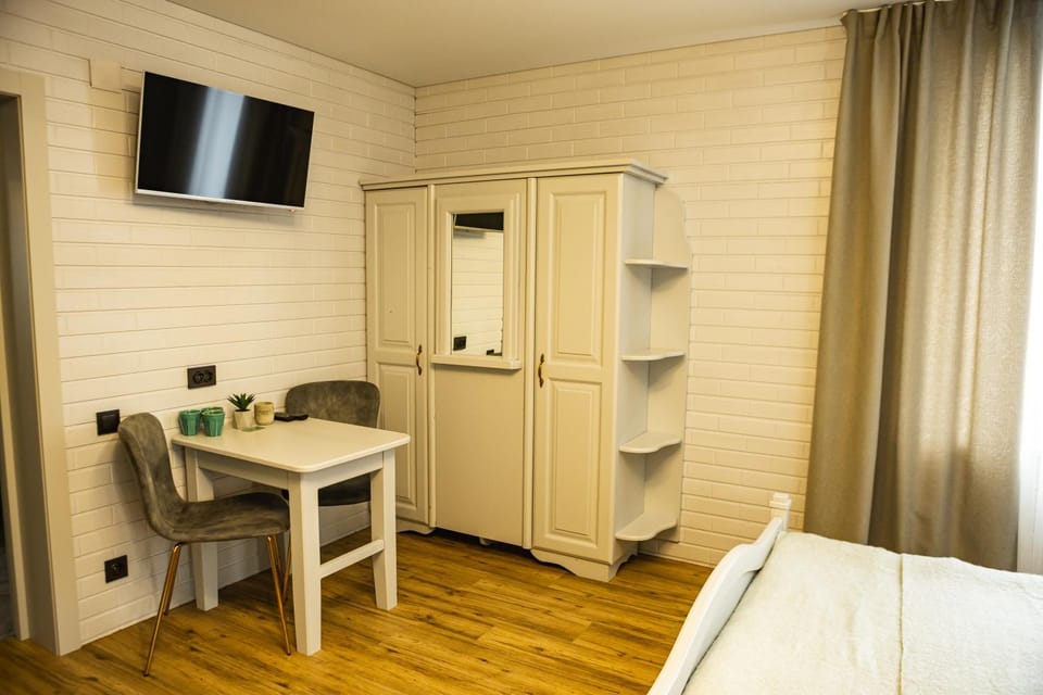 Bed, TV and multimedia, Photo of the whole room, Bedroom, hair dresser, wardrobe