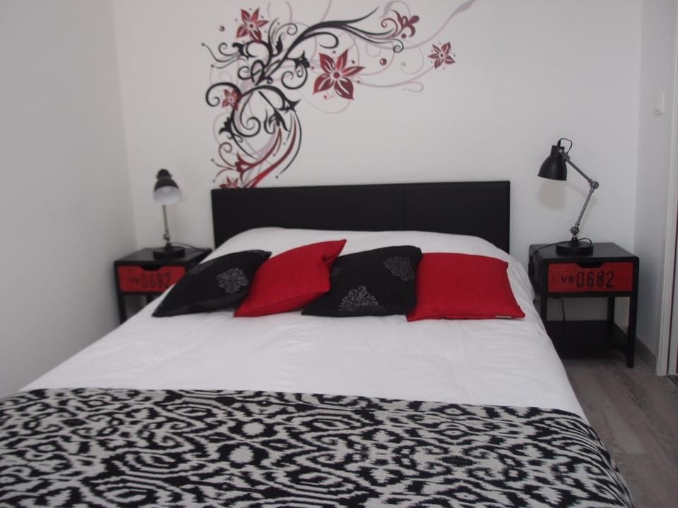 Photo of the whole room, Bedroom