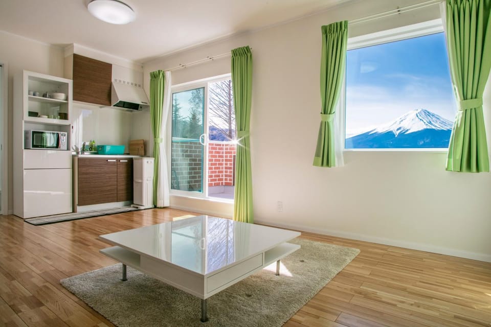 Living room, Photo of the whole room, Dining area, Mountain view