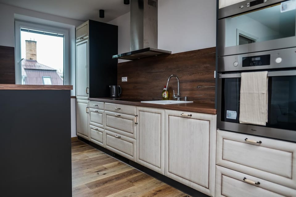 Kitchen or kitchenette, dishwasher, oven