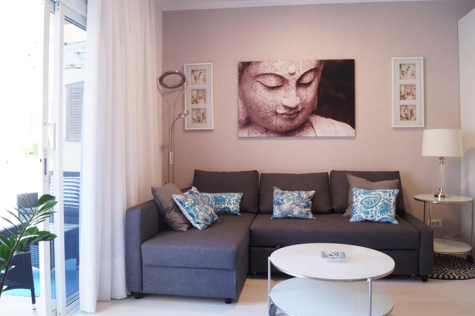 Day, Living room, On site