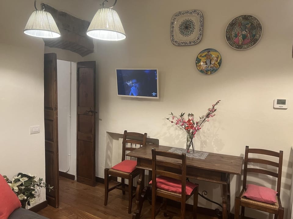 TV and multimedia, Living room, Seating area, Dining area