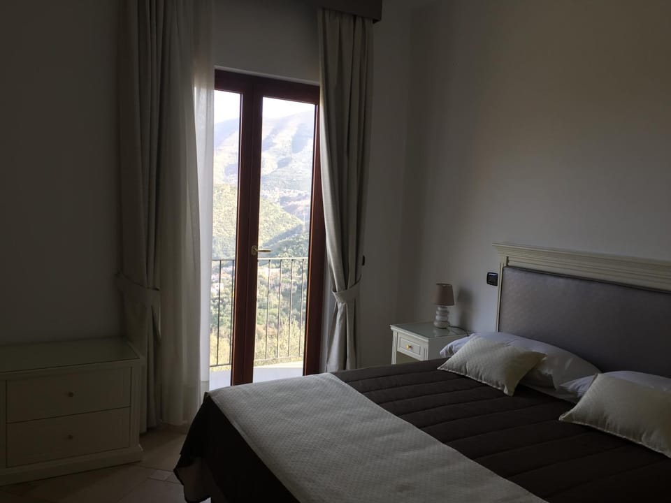 Mountain view, Sea view