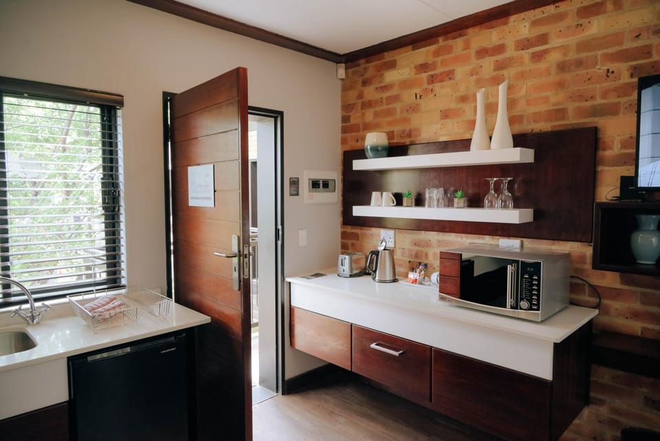 Kitchen or kitchenette, minibar