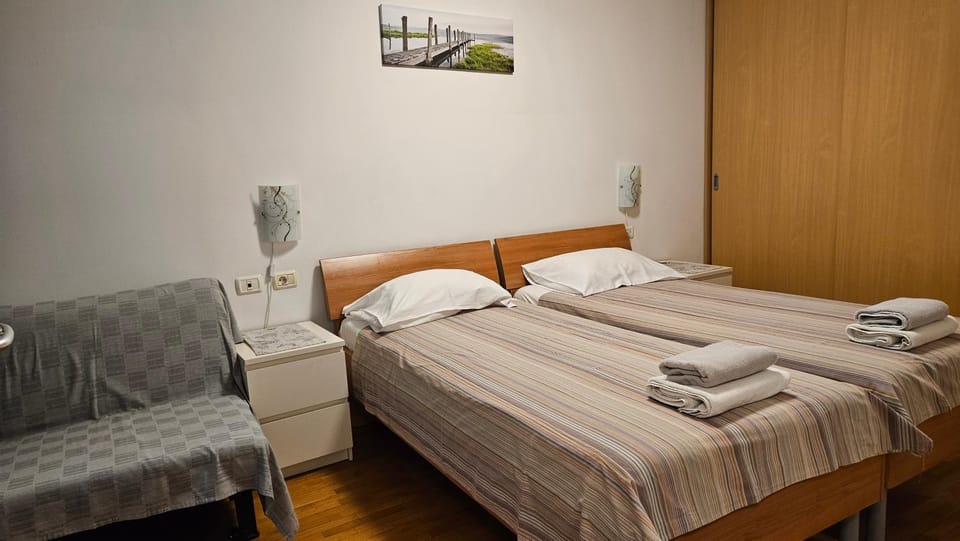 Bed, Bedroom, towels