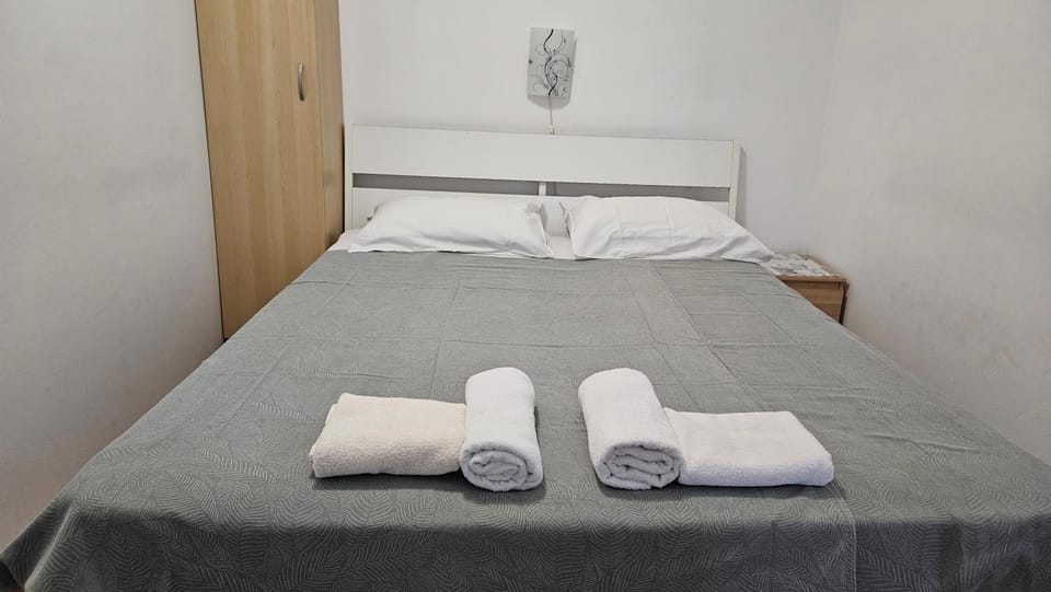 Bed, Bedroom, towels