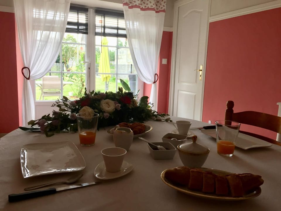 Coffee/tea facilities, Food and drinks, Other, Area and facilities, Breakfast