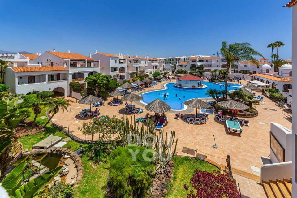 Property building, Day, Garden view, Swimming pool, Location, sunbed
